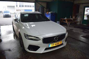 Witte auto tp-488-s geparkeerd in overdekte garage natte vloer autocosmetica groningen
