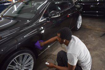 Auto-reiniging bij Klein Autopoets Groningen met focus op detail en zorg voor luxemodel auto met Bentley wieldop