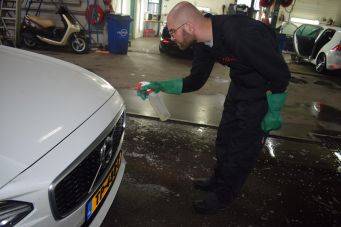 Professionele autoreiniging in een garage met focus op grill en bumper kleinautopoets groningen