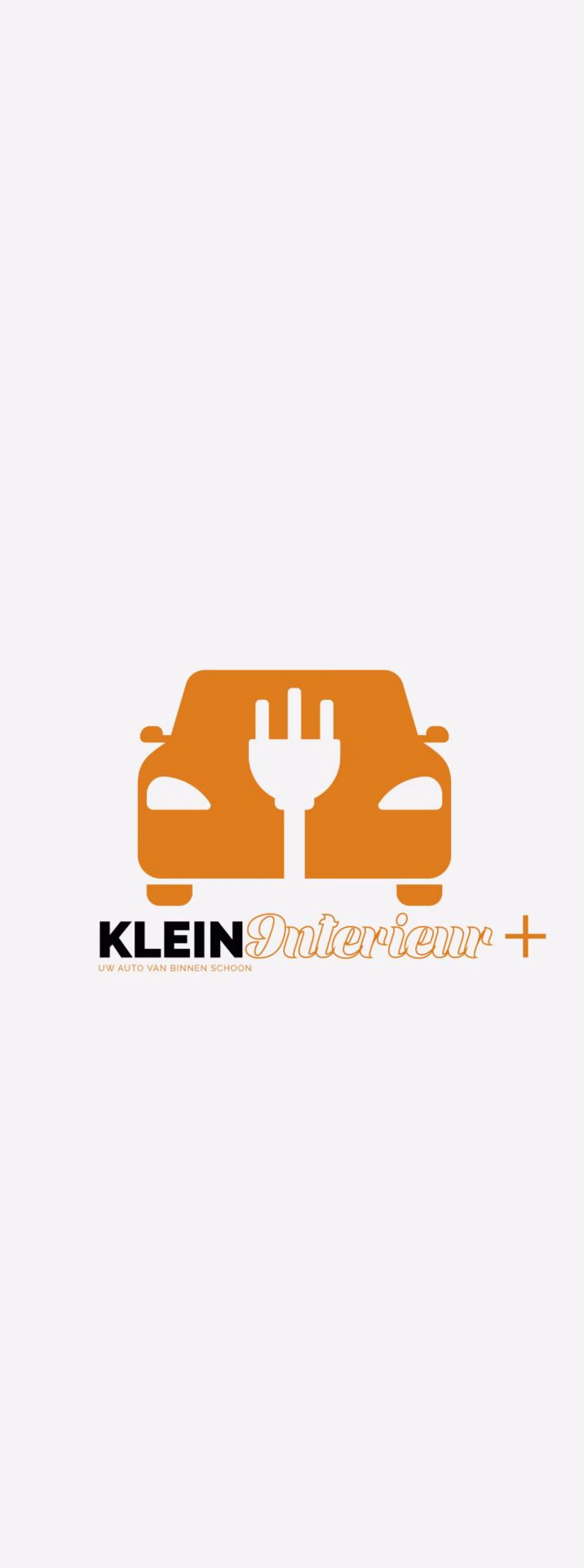 Logo met oranje auto en wit stekkerpictogram, KLEIN Interieur+ in zwart en oranje, slogan uw auto van binnen schoon