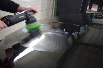 Auto reinigen met hogedrukspuit focus op achterwiel in garage autoverzorging klein autopoets groningen