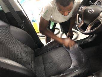 Interieur auto schoonmaken hyundai logo zichtbaar focus op stoel reinigen kleinautopoets groningen