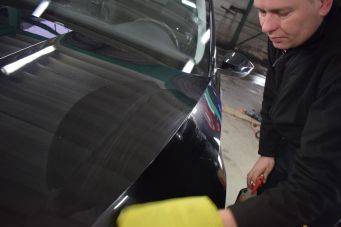 Auto detailing groningen: glanzende vs matte motorkap na polijsten in garage