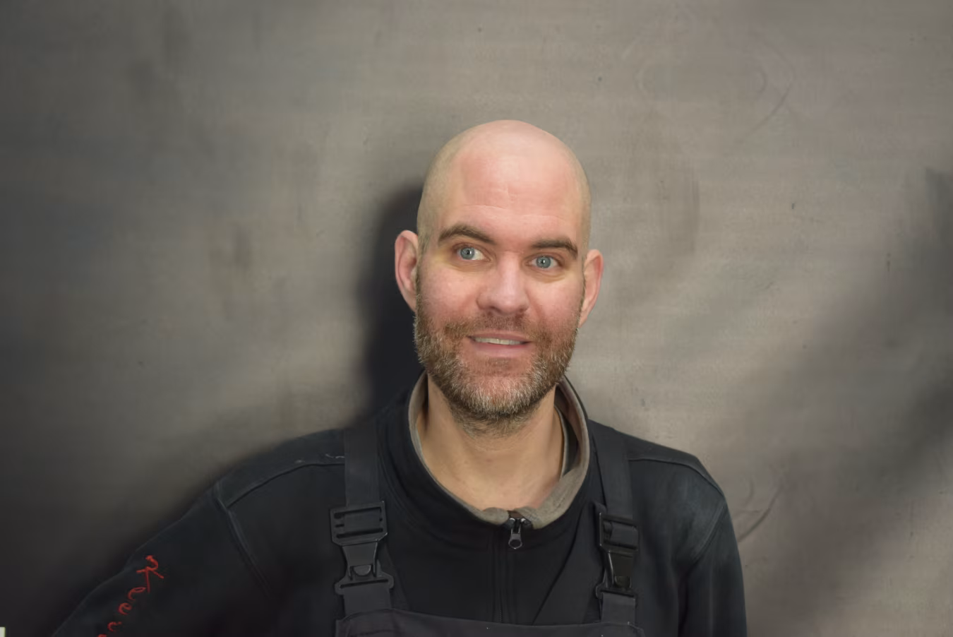 Portret van jeroen mulder met ontspannen blik voor neutrale achtergrond in artikel over jeroen mulder