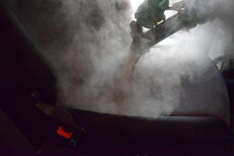 Close-up interieur auto met stoomreiniging autostoel illustratie dieptereiniging schoonmaak proces klein autopoets groningen