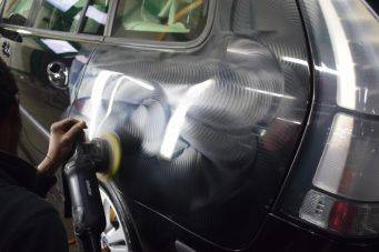 Close-up van polijstmachine die autolak herstelt tijdens autoreparatie en autoverzorging bij Klein Autopoets Groningen