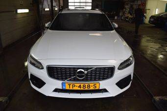 Voorzijde witte Volvo met kenteken TP-488-S in garage met industriële sfeer bij Klein Autopoets Groningen