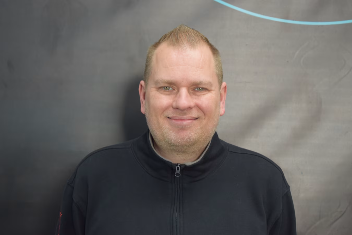 Portretfoto van Frits Klein, focus op kwaliteit en teamspirit bij Klein Autopoets Groningen