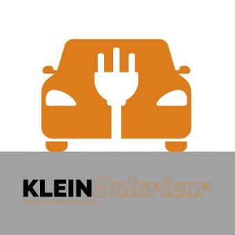 Logo elektrische auto met oranje stekker boven kleiN Interieur in zwart en oranje, slogan uw auto van binnen schoon