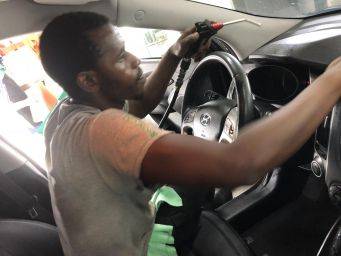 Technische inspectie binnenin een Toyota auto dashboard gereedschap aandacht controle reparatie