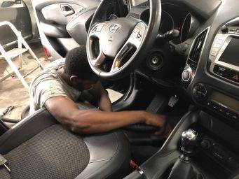 Interieur auto met focus op stuur en pedaal tijdens autoreparatie techniek in groningen