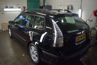 Stationwagen zwart met kenteken 23-SR-GV in garage witte muren gereedschap autocosmetica groningen