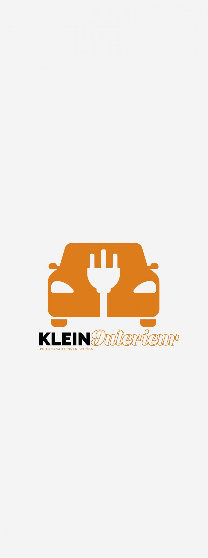 Logo van KleinInterieur met oranje auto en wit stekkersymbool, tekst 'KLEINInterieur' en slogan 'UW AUTO VAN BINNEN SCHOON' voor autointerieurreiniging Groningen
