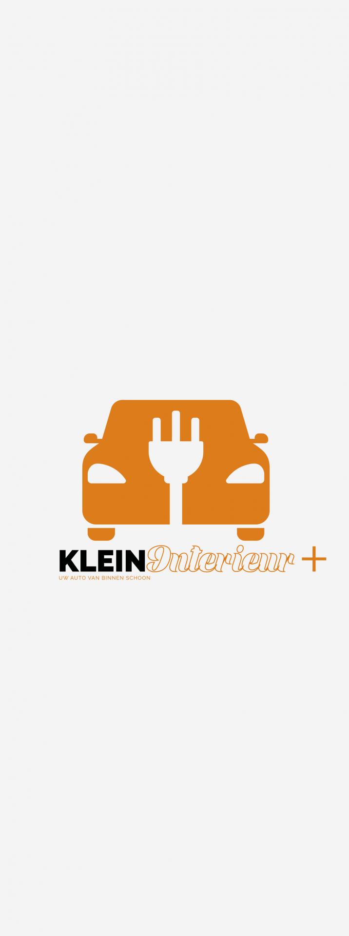 Logo oranje auto met wit stekkerpictogram en tekst KLEIN Interieur+ en UW AUTO VAN BINNEN SCHOON